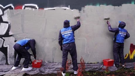 Pagar o limpiar: el Ayuntamiento permite a los grafiteros conmutar la multa por eliminar sus pintadas
