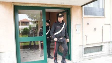 "Pronto, papà ha ucciso mamma". Bimba di 10 anni lo fa arrestare