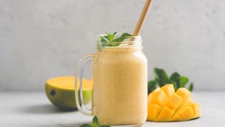 Smoothie de mango y cúrcuma, una bebida refrescante para vencer el calor