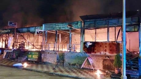 Arden de madrugada ocho locales en Torremolinos: el fuego alcanzó siete pubs y un supermercado
