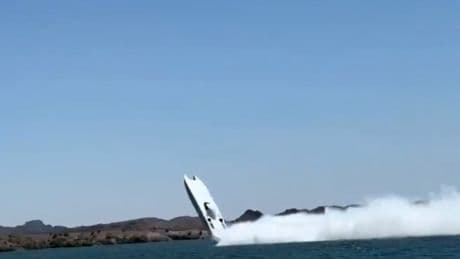 États-Unis: les images spectaculaires d’un bateau lancé à plus de 300 km/h qui décolle et s’écrase sur un lac
