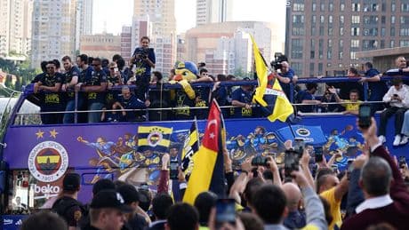 Fenerbahçe Beko şampiyonluk turunda! Taraftarlarıyla bir araya geldiler