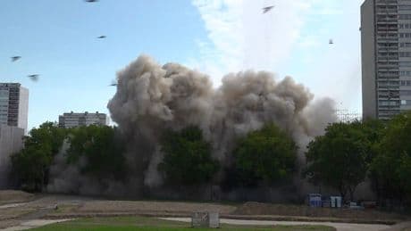 Sprengung geglückt - „Weißer Riese“ in Duisburg ist Geschichte
