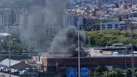 Declarado un incendio en la distribuidora de Miquel y Costas & Miquel, en Barcelona
