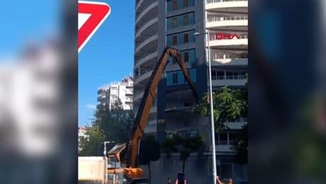 Diyarbakır’da ağır hasarlı binanın yıkımı gerçekleşti