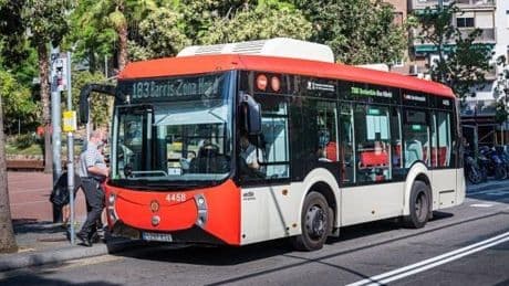 Un autobús de TMB recibe un disparo con una escopeta de perdigones en Nou Barris