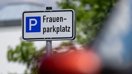 Der Mythos vom Frauenparkplatz – und 9 weitere Irrtümer im Straßenverkehr