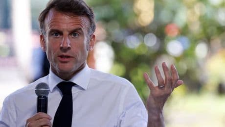 Emmanuel Macron juge que "remettre en cause" la priorité donnée au climat est une "énorme erreur"