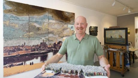 René (56) werkt aan gigantisch kunstwerk waarin álle 110.851 inwoners van Delft hun eigen plekje krijgen: ’Ik zie nog wel wat uitdagingen’