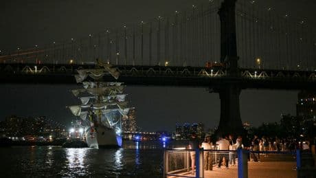 États-Unis : deux morts dans le choc d’un voilier mexicain contre le pont de Brooklyn à New York