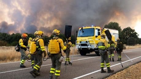 El incendio de Zamora arrasa más de 3.500 hectáreas, salta de provincia y obliga a confinar a vecinos de León
