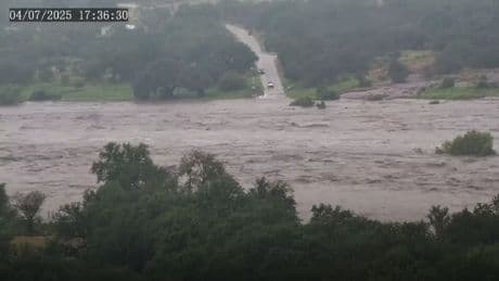 Inondations au Texas : les images sidérantes d’une rivière en crue qui submerge une route en quelques minutes