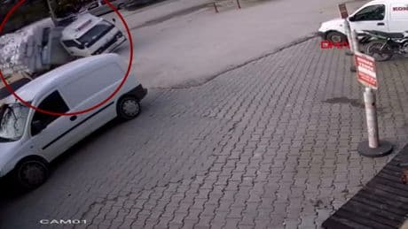 Çeltik yüklü kamyonetin devrildiği anlar kamerada