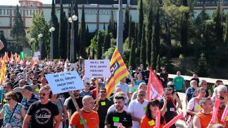 La plantilla de Freixenet sale a la calle contra los despidos, "punta de lanza" de la crisis global del cava