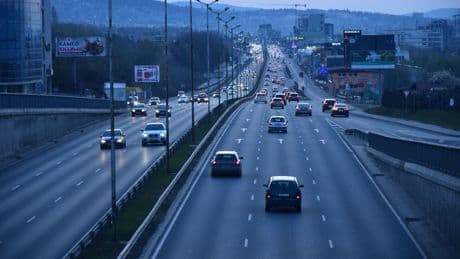 La DGT explica para qué sirven las líneas azules de la carretera