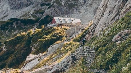 Wandergruppe musste zusehen - Mann (71) stürzt am Weg zur Hütte in den Tod