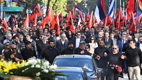 Miles de personas dan el último adiós a José Mujica acompañando su féretro por las calles de Montevideo