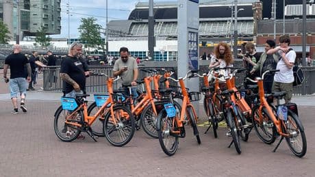 Gps-fout leidt tot chaos met deelfietsen bij Amsterdam Centraal: ’Dit is totaal niet de bedoeling’