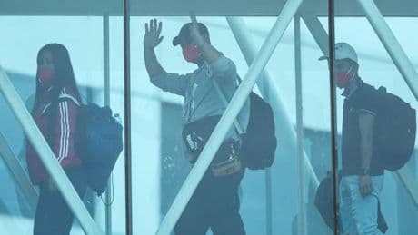 Comment le secteur aérien américain gagne des milliards de dollars avec la politique anti-immigration de Donald Trump