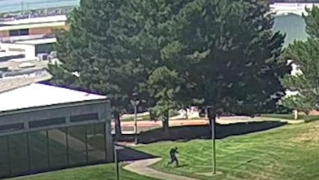 El FBI difunde un vídeo de la huida del asesino de Charlie Kirk de la escena del crimen mientras mantiene la búsqueda