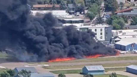 Maschine rammt andere Flugzeuge - Bruchlandung wird zu Inferno