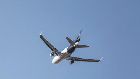 Un avión voló 10 minutos sin pilotos sobre España: el capitán estaba en el lavabo y el copiloto se desmayó
