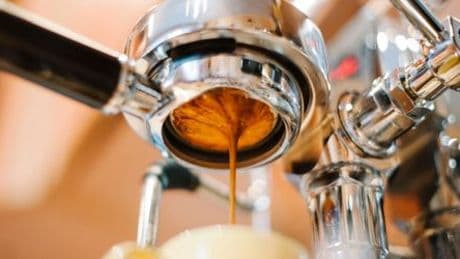 Siebträgermaschinen von Delonghi, Philips, KitchenAid, Nivona, Sage und Smeg im Test