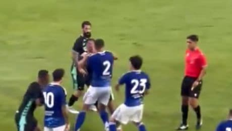 El Betis y el Como, rival del Barça, a puñetazo limpio