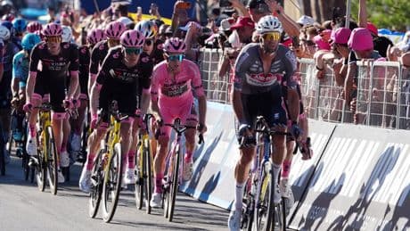 Il Giro d'Italia perfetto della Visma-Lease a Bike: Olav Kooij vince a Roma, Simon Yates in rosa