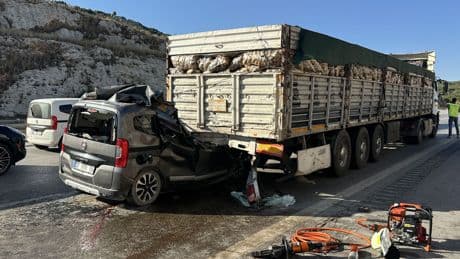 Mersin'de tıra çarpan hafif ticari araçtaki 1'i çocuk 5 kişi öldü