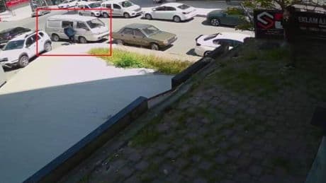 Aracını çalmak isteyen hırsızı suçüstü yakaladı
