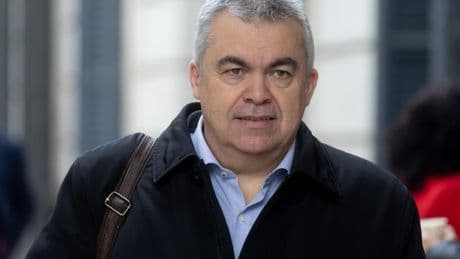 El PSOE denuncia por «acoso» a una periodista tras un incidente en el domicilio de Santos Cerdán