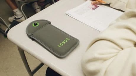 Fundas 'Yondr', el sistema que un colegio de Leioa ha puesto en marcha para declarar la guerra al móvil