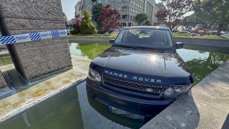 Un conductor termina encallando su todoterreno en el estanque de Plaza América de Vigo