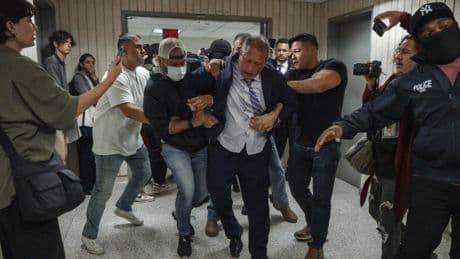 Arrestan al interventor de Nueva York tras una audiencia en el tribunal de inmigración
