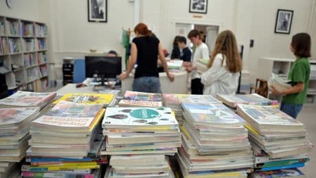 Disparition des manuels scolaires : 500 personnalités signent une tribune, "une erreur pédagogique, sociale et démocratique"