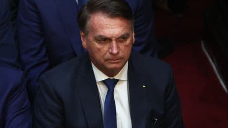 Brésil: l'ex président Jair Bolsonaro en route vers l'hôpital pour de "fortes douleurs" à l'abdomen