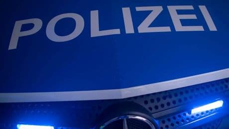 Mannheim: Auto prallt in Streifenwagen und brennt