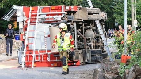 Auf dem Weg zu einem Unfall-Einsatz - Neun Kameraden bei Feuerwehr-Crash verletzt