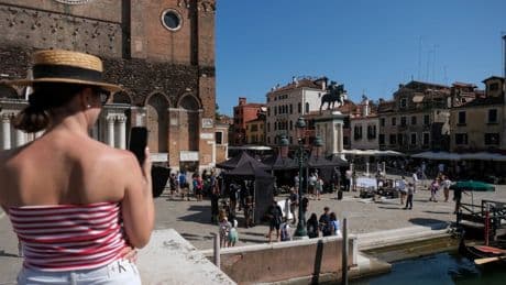 In Venedig: Regieassistent stirbt am Set von „Emily in Paris“