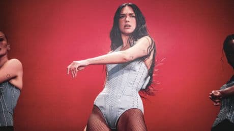 Dua Lipa a Milano canta Raffaella Carrà e con “A far l’amore comincia tu” strega i fan italiani: ad applaudirla anche De Martino, Rovazzi e Mahmood