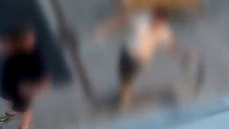 Mit Gürtel ins Gesicht geschlagen – Video von Attacke löst Empörung aus