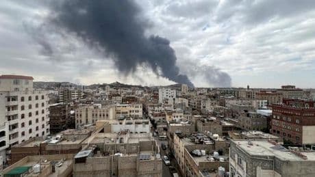 Israël répond aux houthistes en bombardant un port et le principal aéroport du Yémen