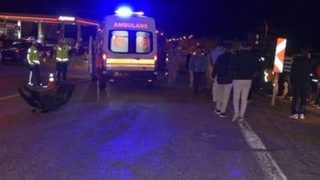 Çarpışan iki araç yayaların arasında daldı: 11 yaralı