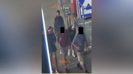 Mann vor Hotel in Berlin überfallen: Wer kennt dieses Trio?