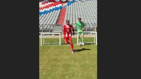 Zwei Bayern-Stars im Duell - Raten Sie mal, wer HIER öfter trifft!