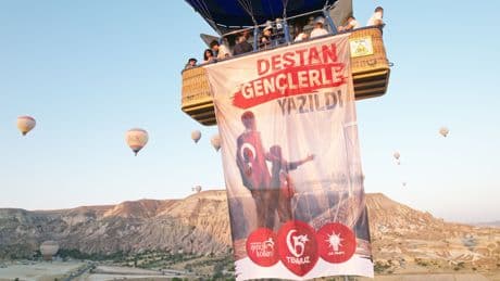 Sıcak hava balonları Türk bayrakları ve 15 Temmuz afişleriyle uçtu