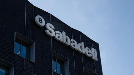 Junts maquilla el aval de su consejero en la CNMC a la OPA de BBVA sobre Banco Sabadell y pide al Gobierno que no la autorice: "Cataluña no puede perder otro banco más"