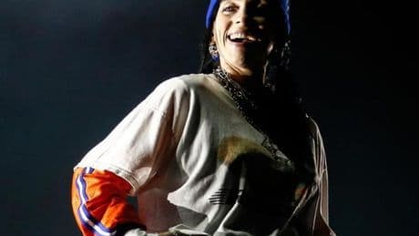Billie Eilish, a lo grande y con intimidad, reina a su manera en el Palau Sant Jordi