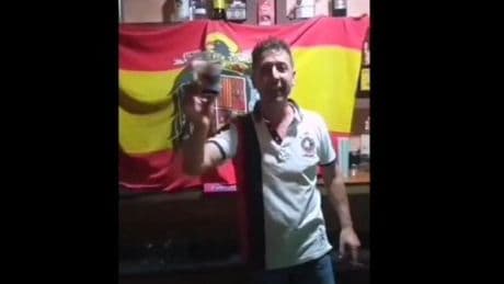 Piden la dimisión de un concejal en Cuenca por brindar junto a una bandera franquista: "¡Arriba España!"